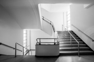gepflegtes und gereinigtes Treppenhaus in einem Bürogebäude
